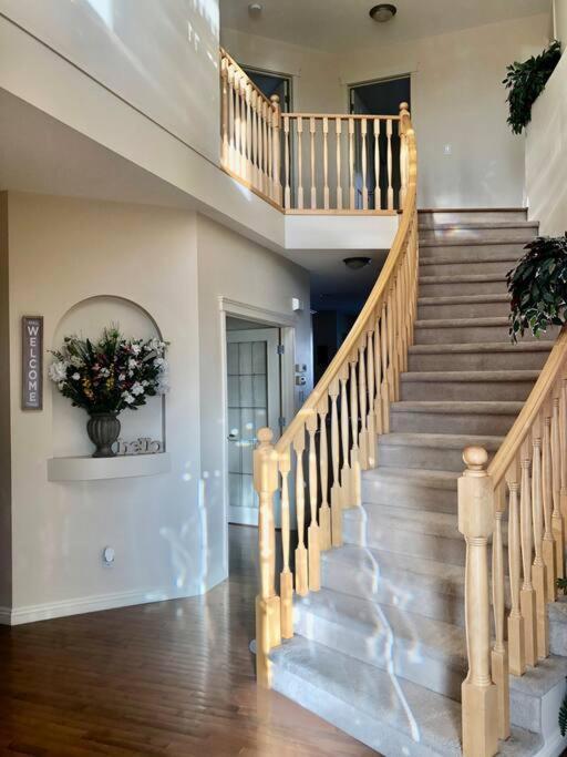 2500 Sq House In Springbank Hill Bl 261818 Villa Calgary Ngoại thất bức ảnh